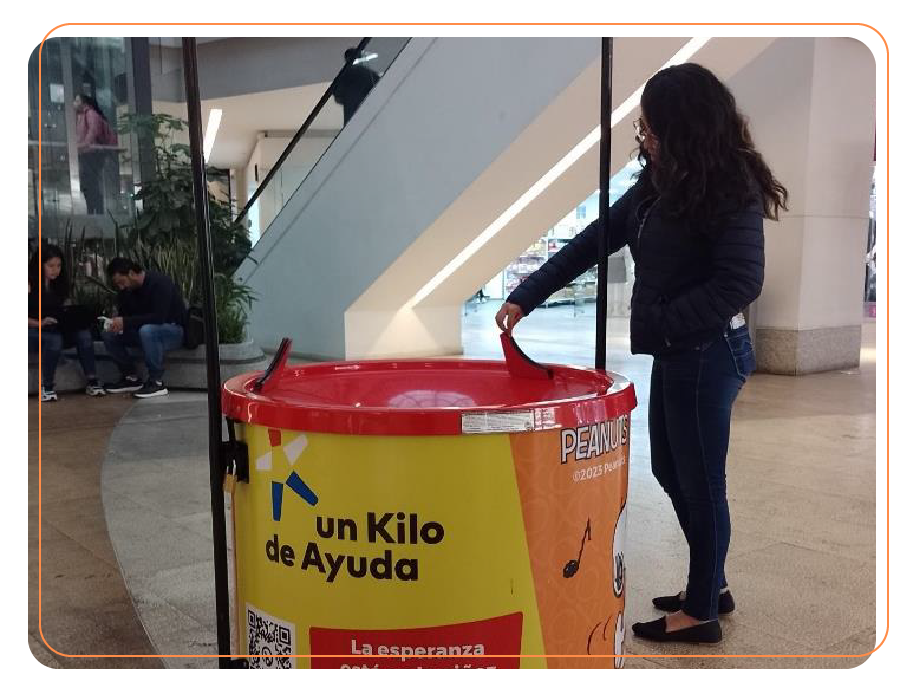 Mega alcancía de Un Kilo de Ayuda en uno de nuestros centros comerciales